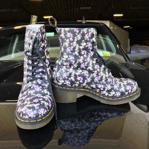 [Dr. Martens] Clemency 8 Tie Boot (Black Floral)